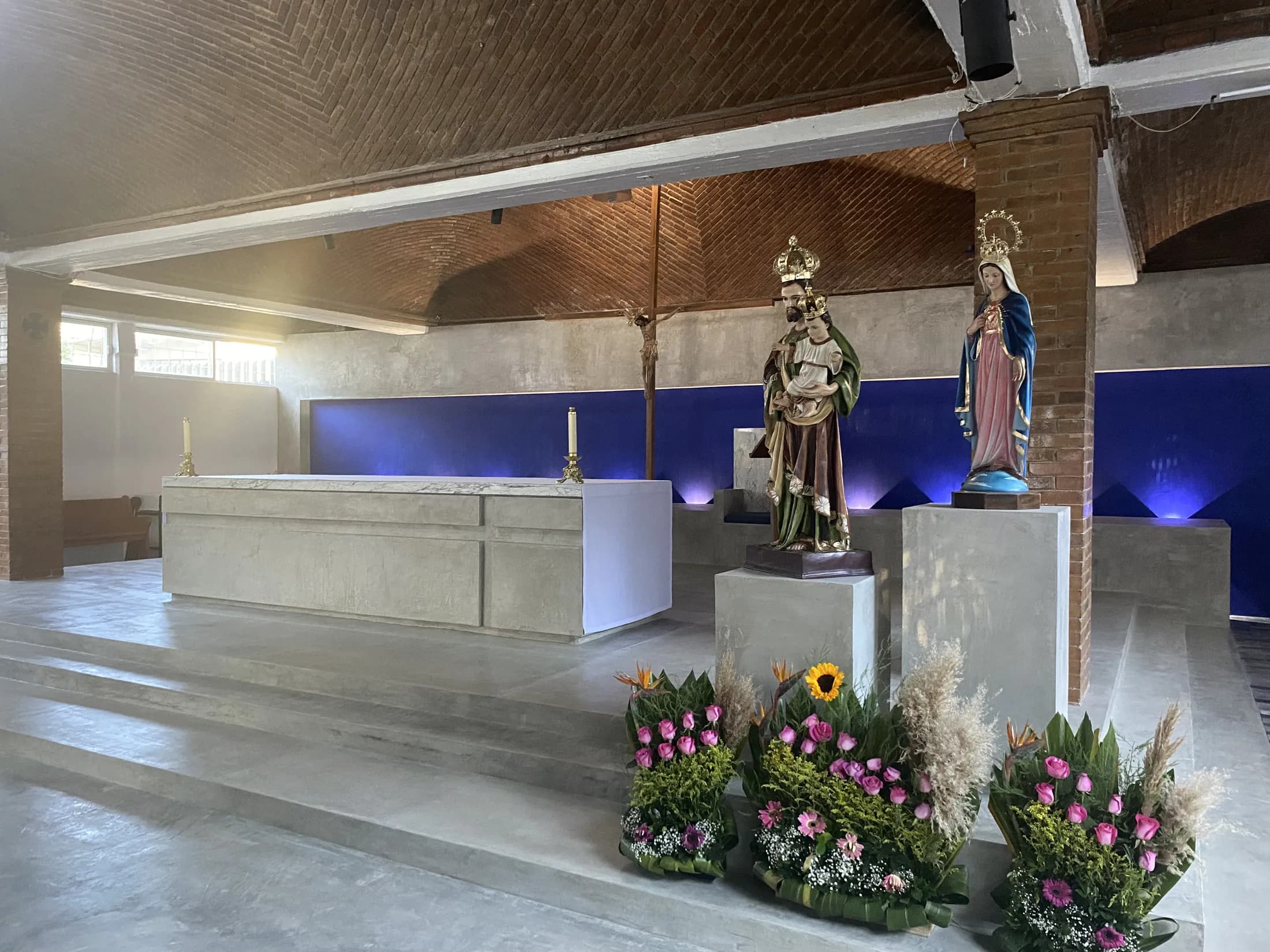 Fachada de la Parroquia de Todos los Santos con arbolado