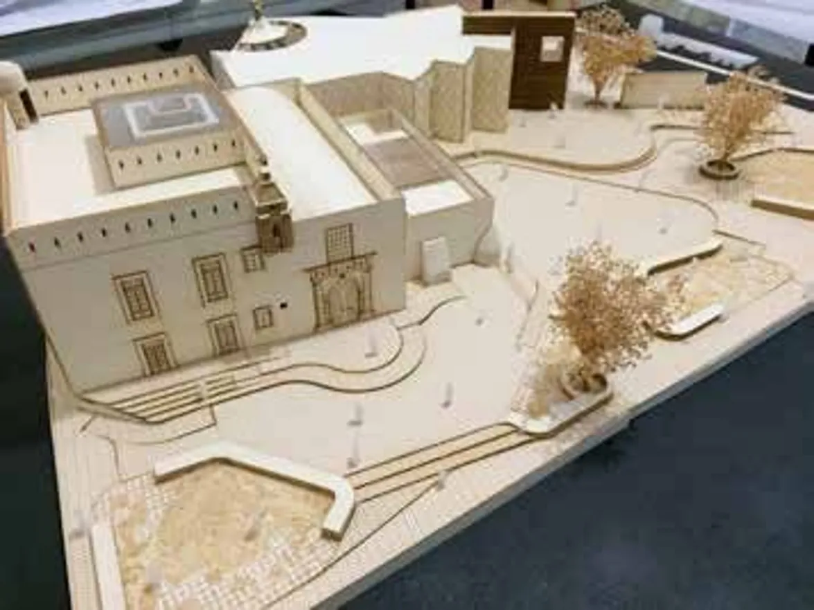 Mesa de trabajo con planos arquitectónicos