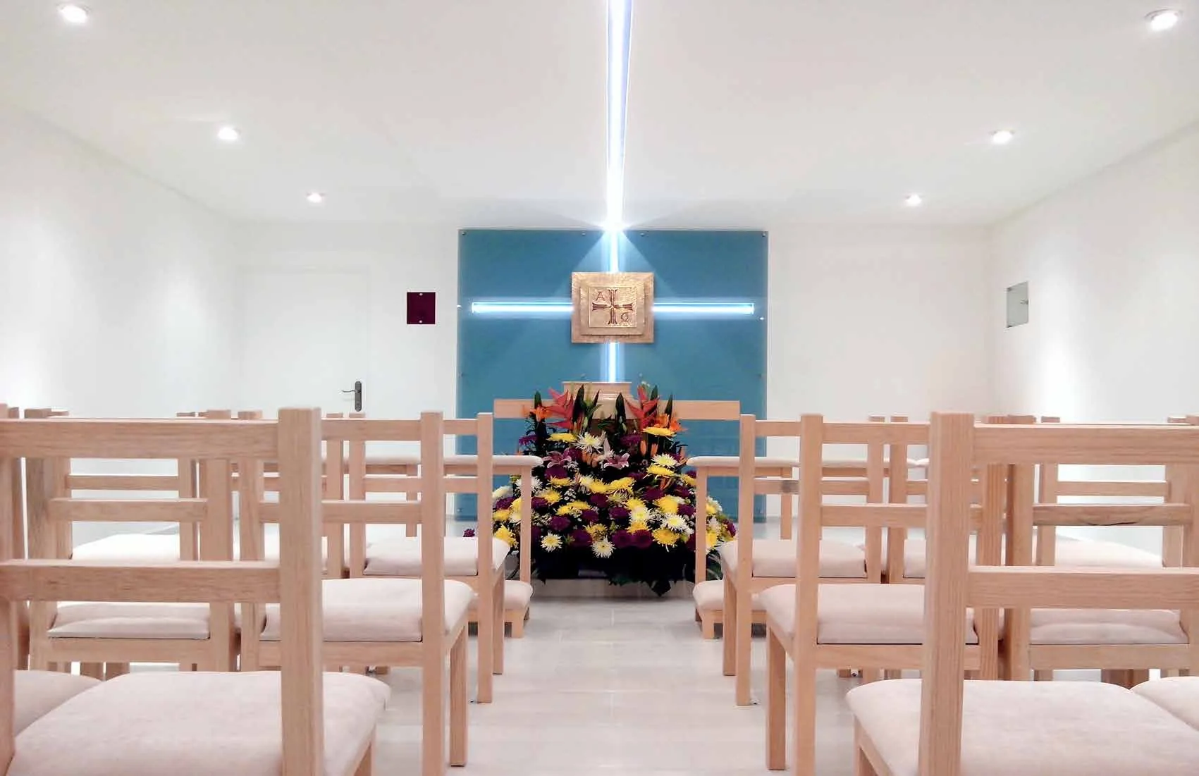 Capilla del Santísimo con vitrales azules, Parroquia Nuestra Señora del Carmen