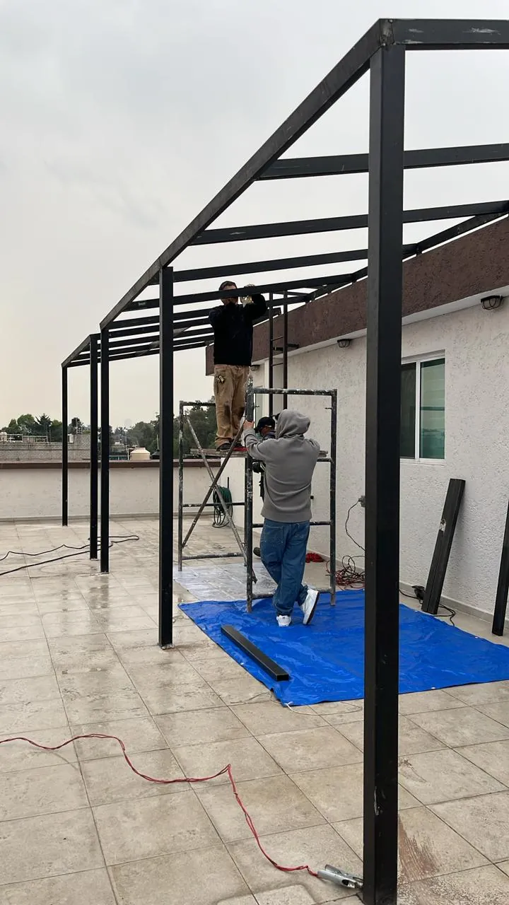Instalación de estructura de acero en remodelación de terraza